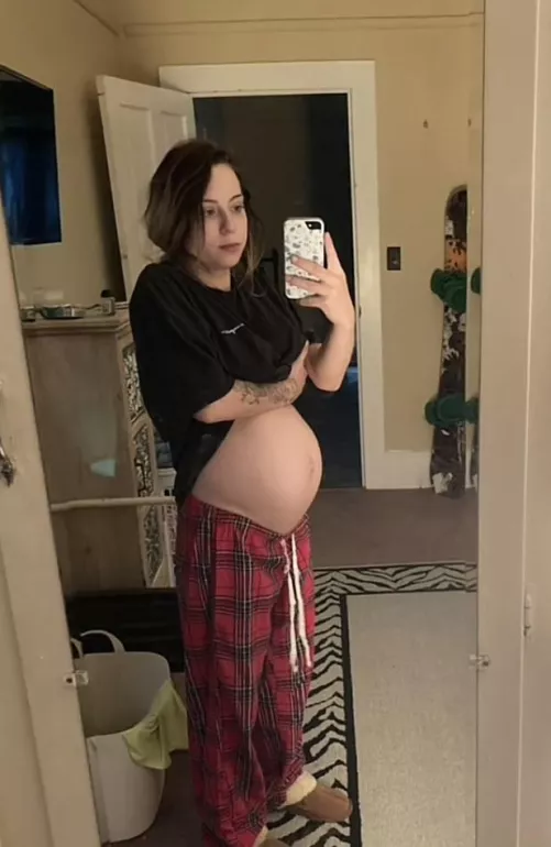 Take me to bed and satisfy my pregnant cravings for cock 😘 by Momma-pregnant