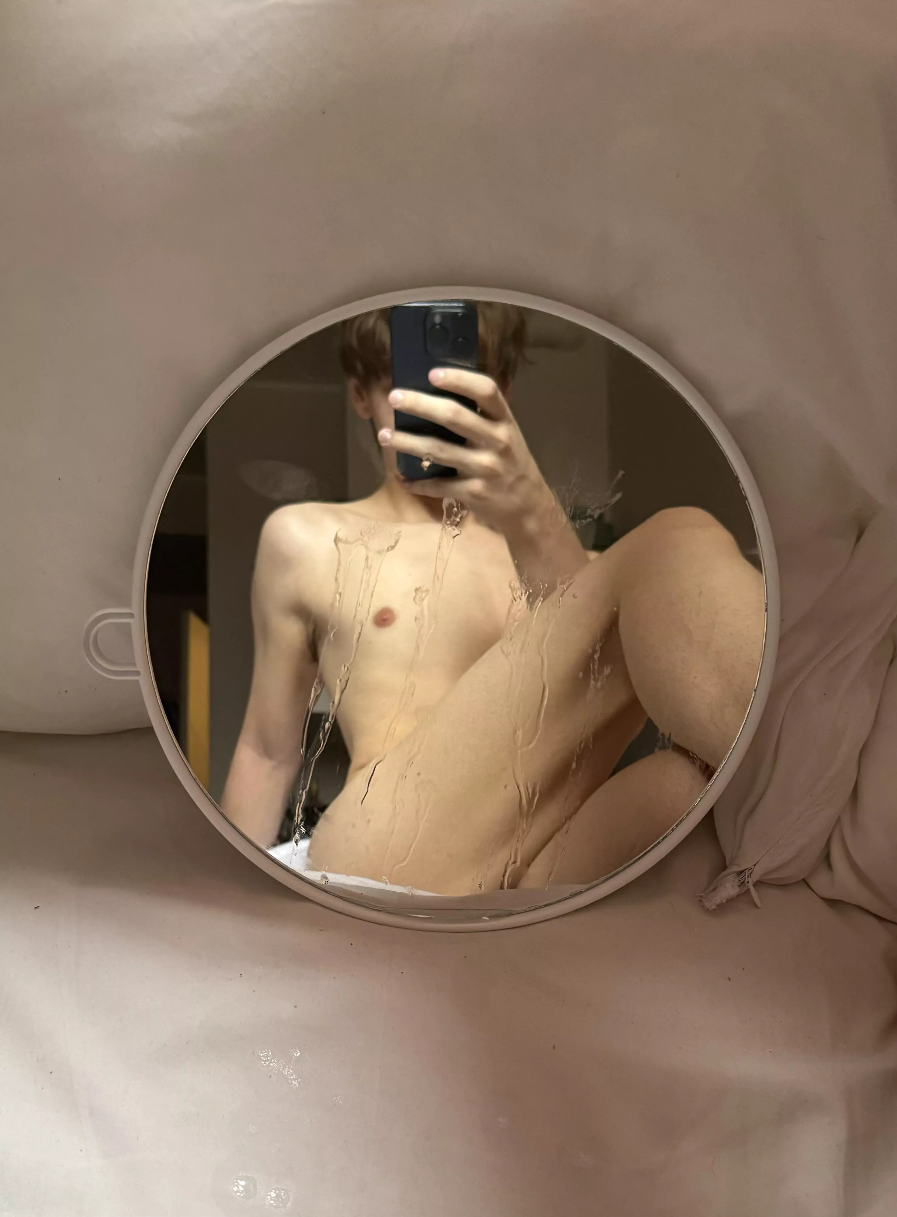 woah what’s that… posted by JonahhhTwink_