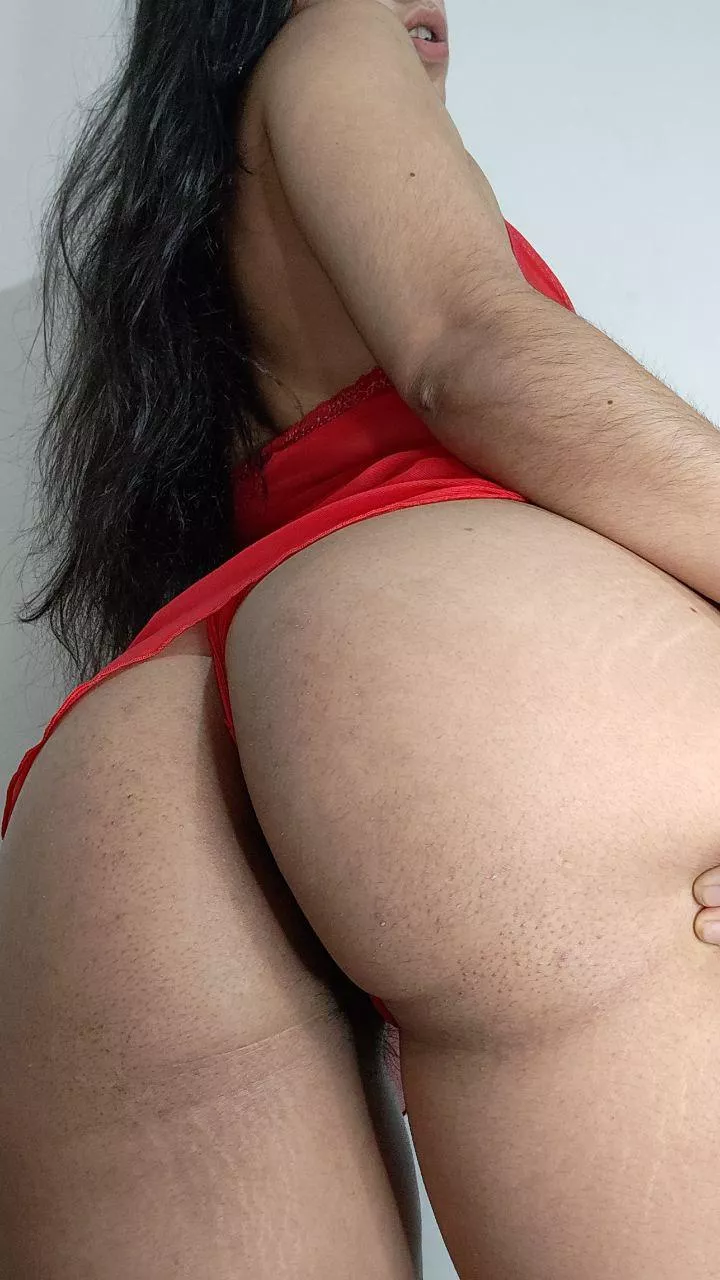 your fav kind of brunette, the sexy big ass -dark hair- brunette posted by tut3uach