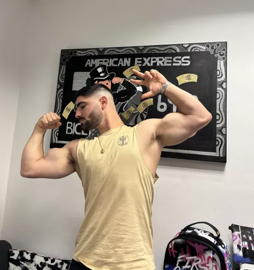 Biceps show off , while those delicious armpits picking at you.. by thebicepsking