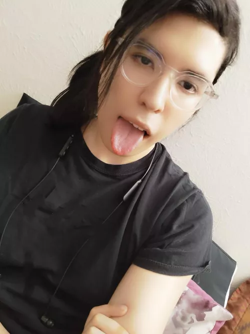 do u think i have a pretty face 🥺👉👈 by that_one-femboy