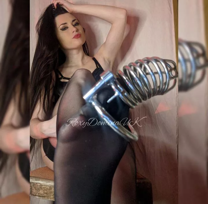 Do you like the soft nylon soles and harsh metal cage combination? 🖤 posted by RoxyDominaUK