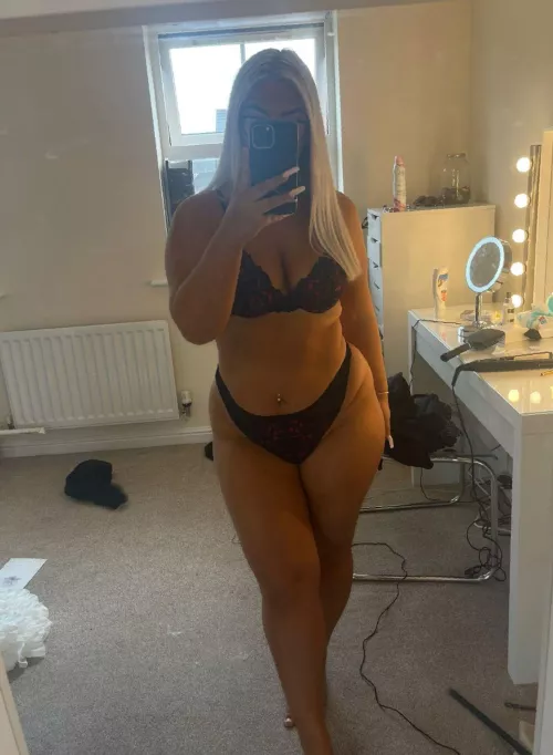 Eatme! Right now by gloriacoach772