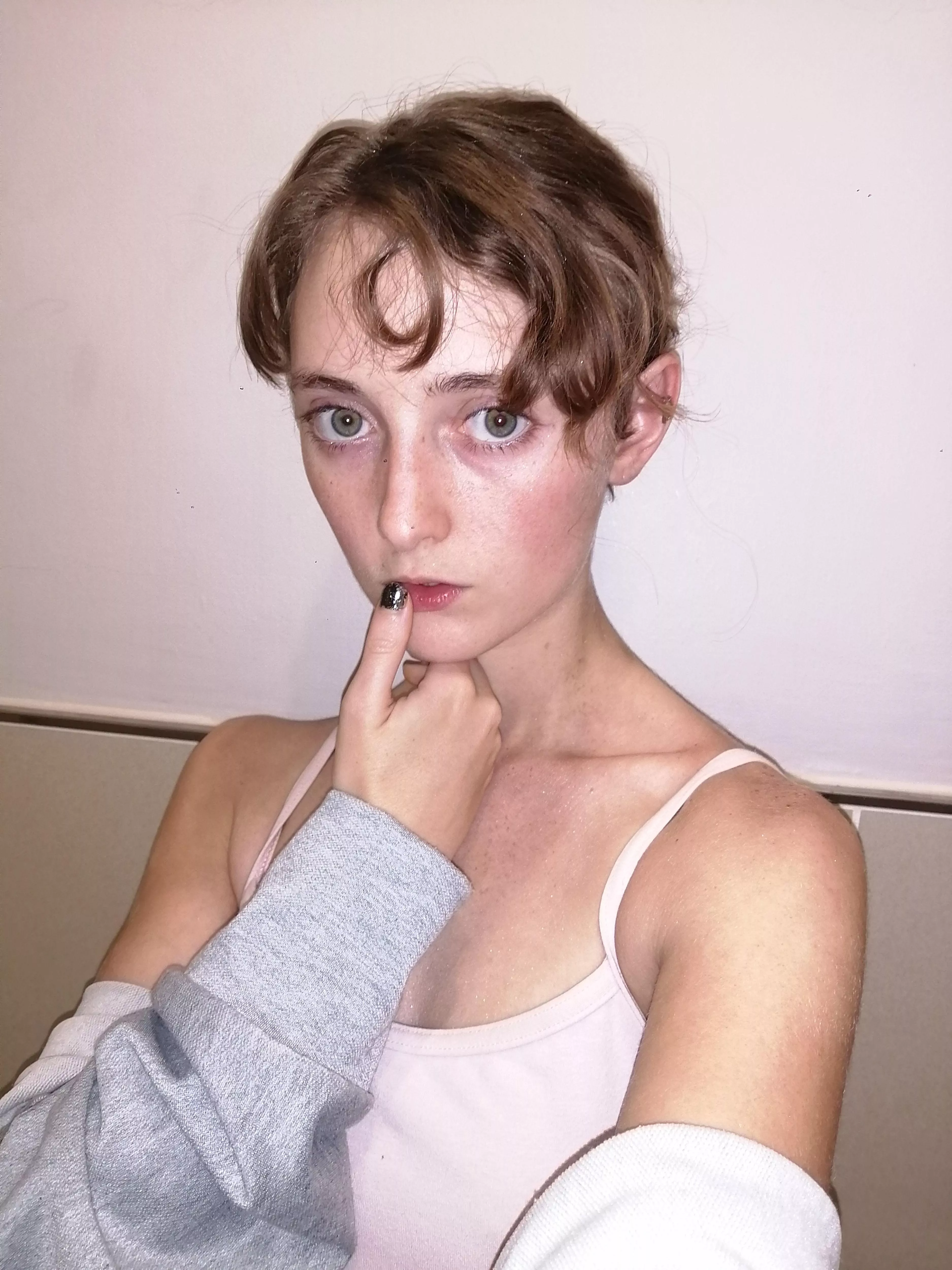 Flaunting my curves in outfits that accentuate my beauty. [18F] posted by vibeslover