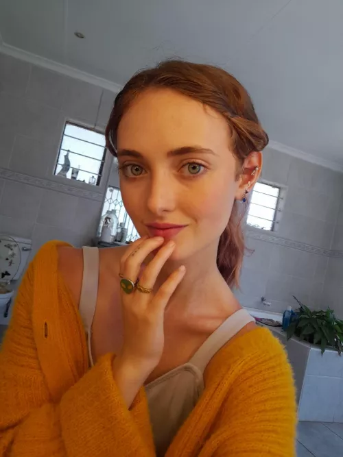 Flaunting my curves in outfits that make heads turn. [18F] by vibeslover