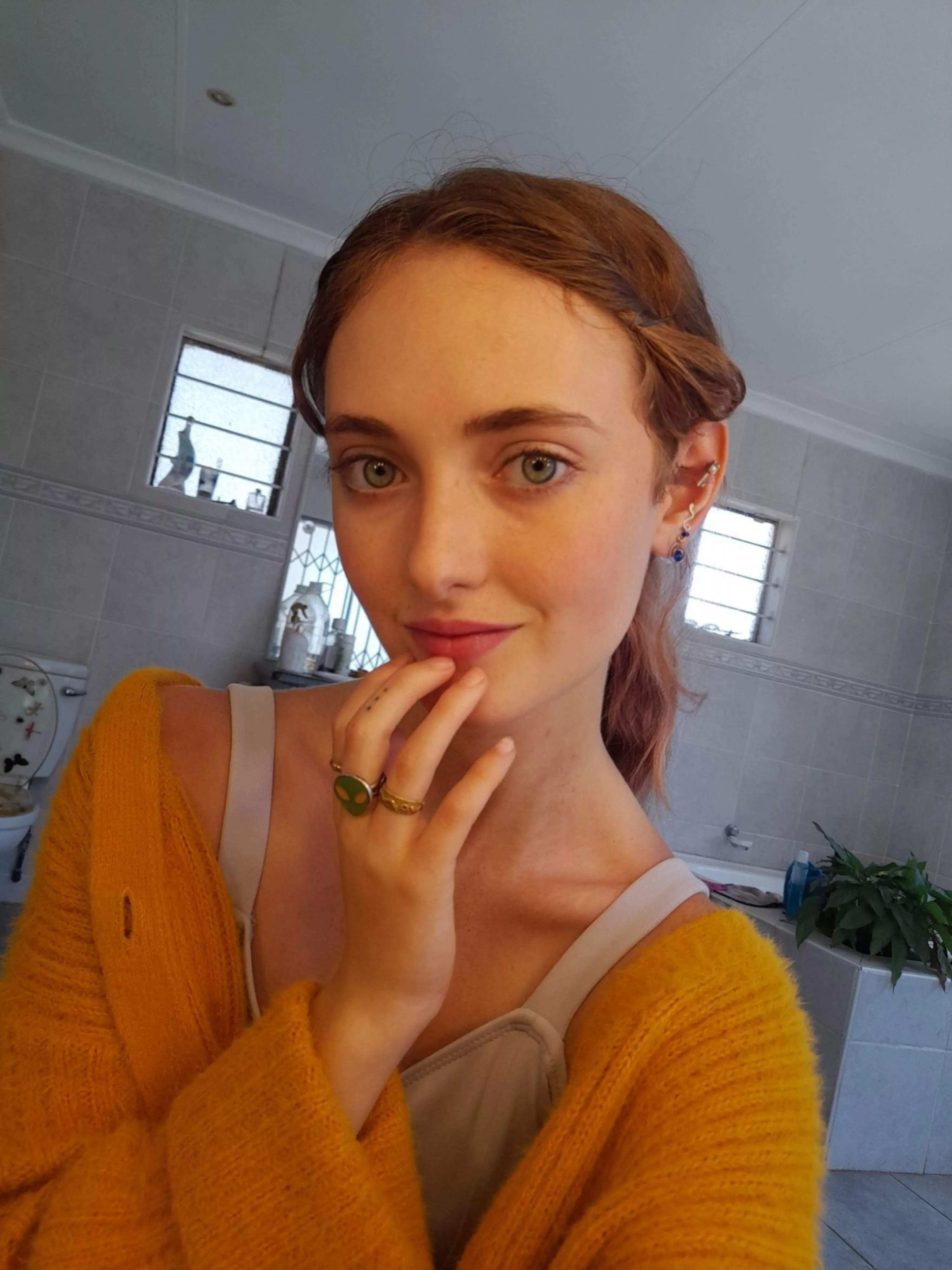 Flaunting my curves in outfits that make heads turn. [18F] posted by vibeslover