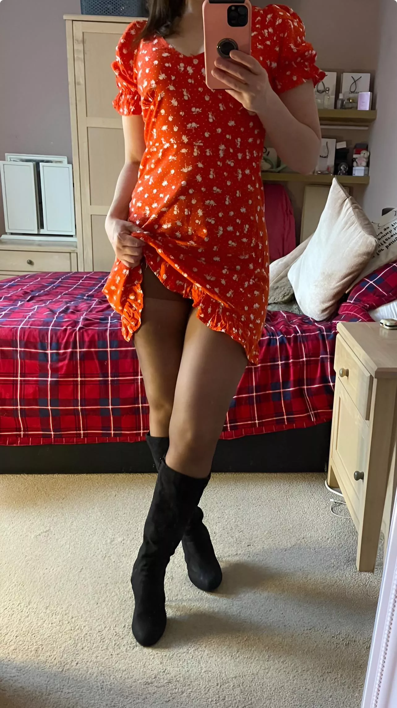 High boots and pantyhose posted by pandora0405