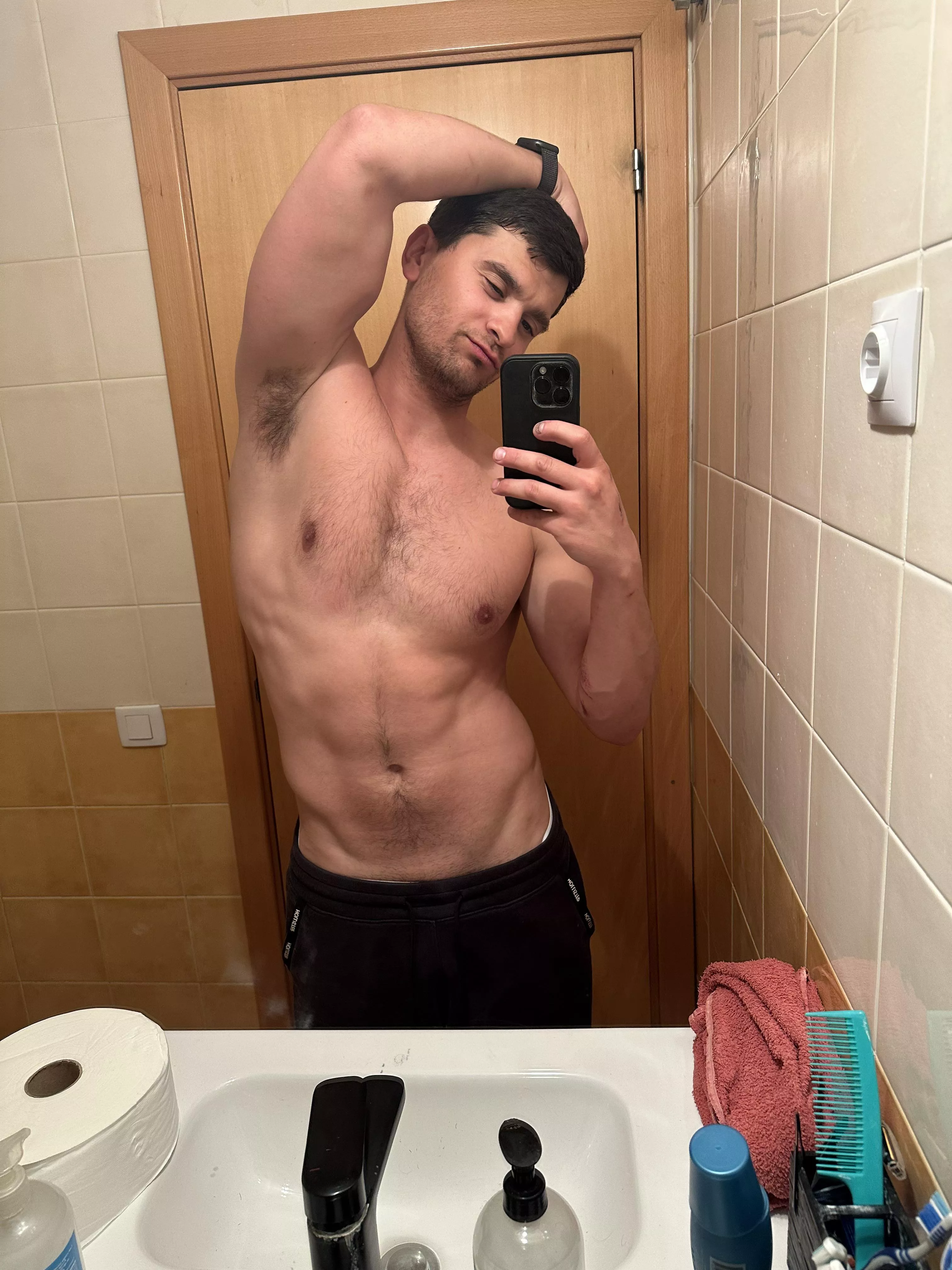 I think they will be the most brutally hot armpits you will see today🤤🥵 posted by realisiwak