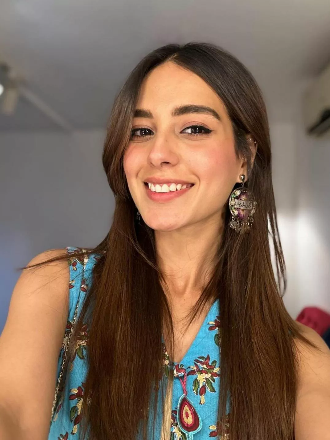 Iqra Aziz posted by James007BondUK