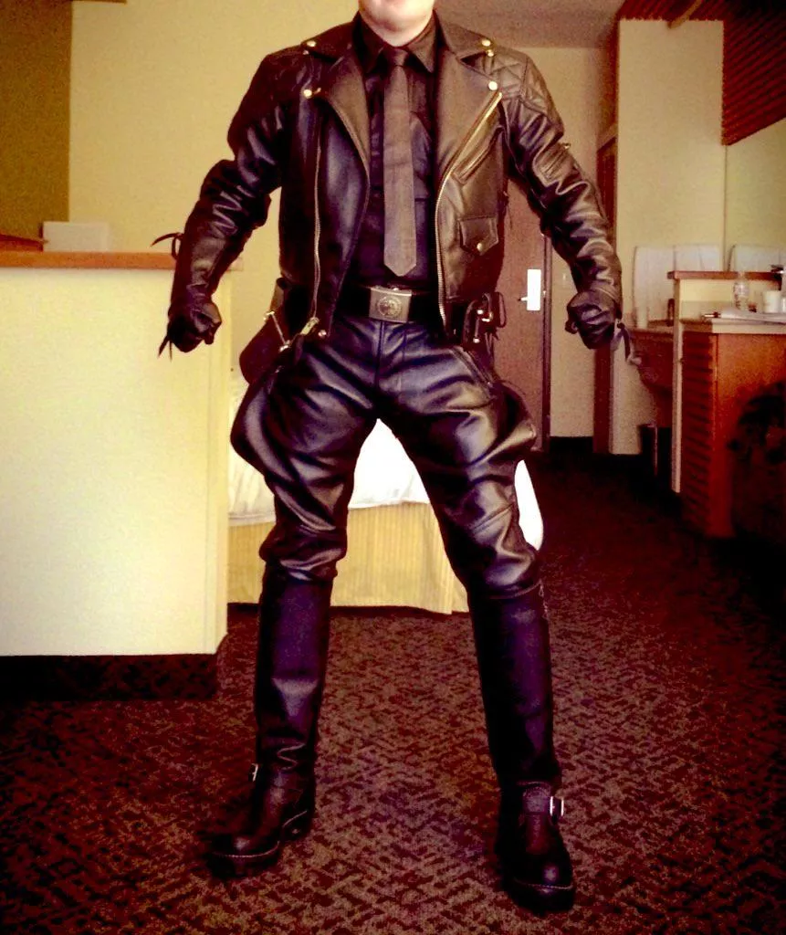 Leather daddy saying Hi posted by Leather__Magnus