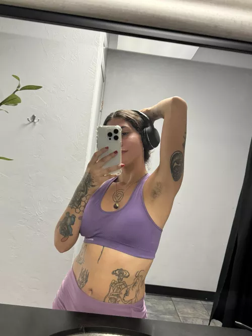 My sweaty armpits after workout  by Fio-espiral