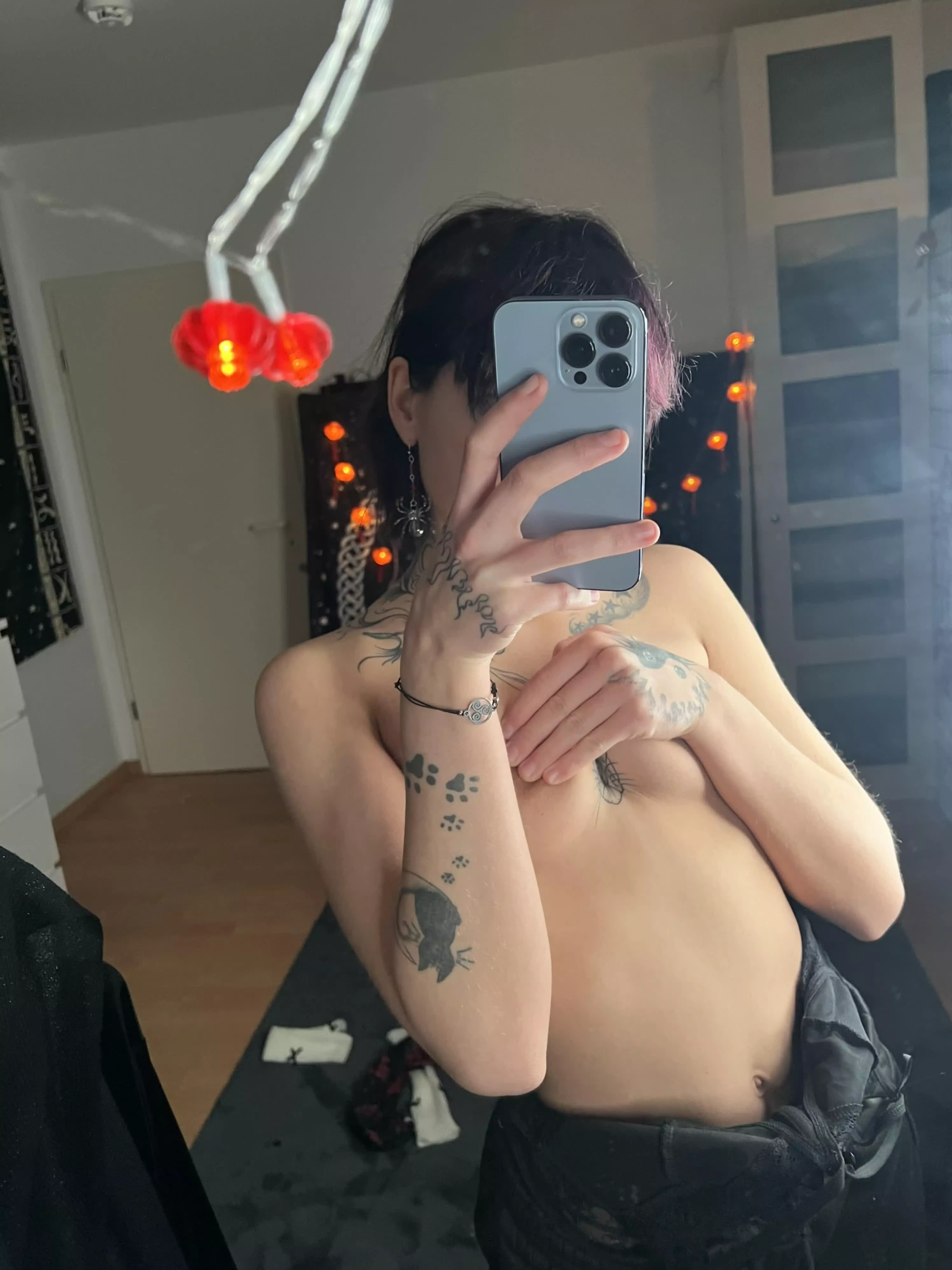 Sending nudes to random dude lmk if u want one posted by EnchantedEvex