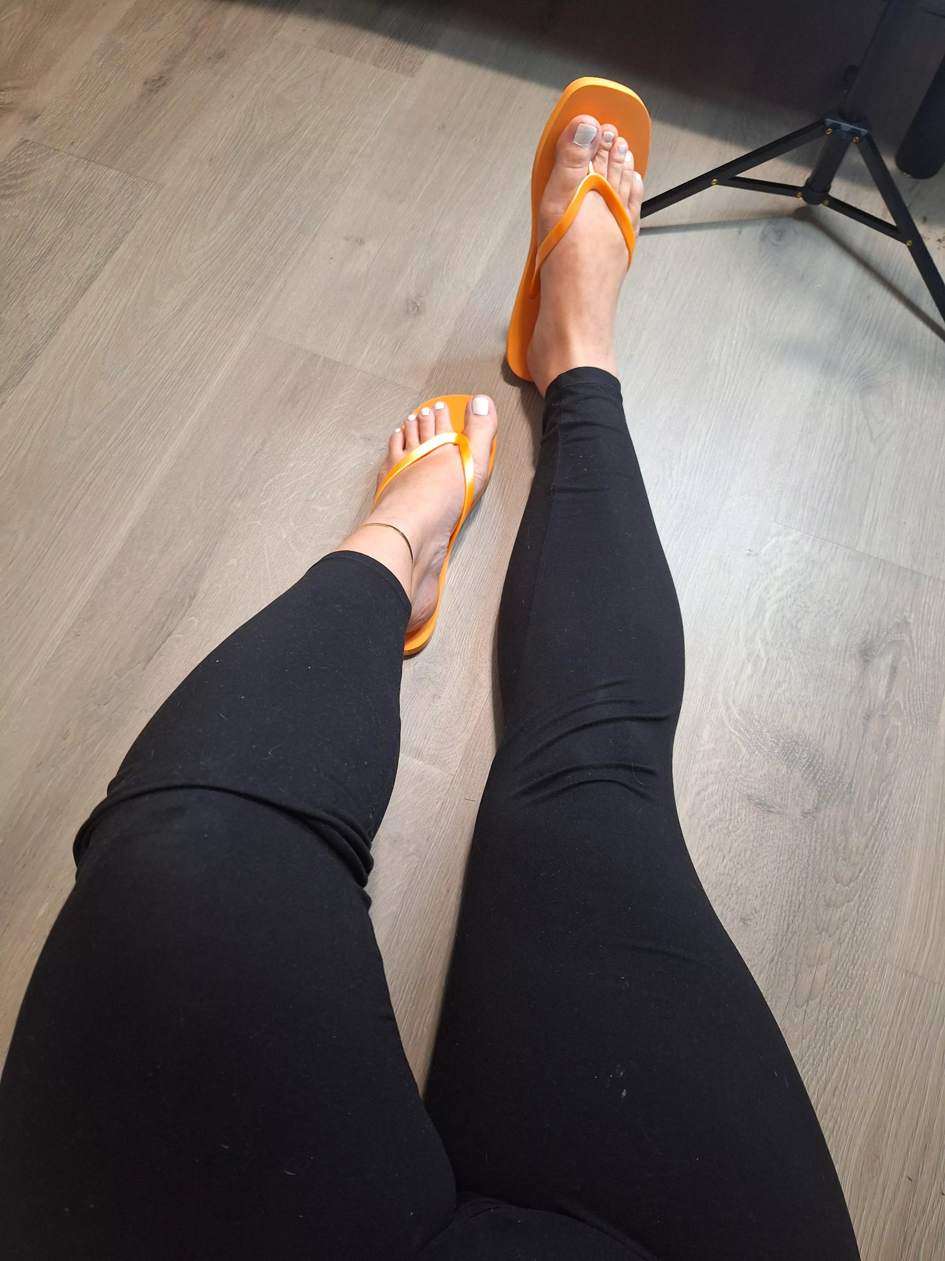 That flip flop and leggings combo 👌  posted by elenastoes98