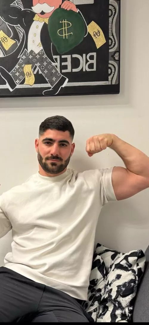 23 Italy, muscular men dm me with a pic by Ok_Card_4677