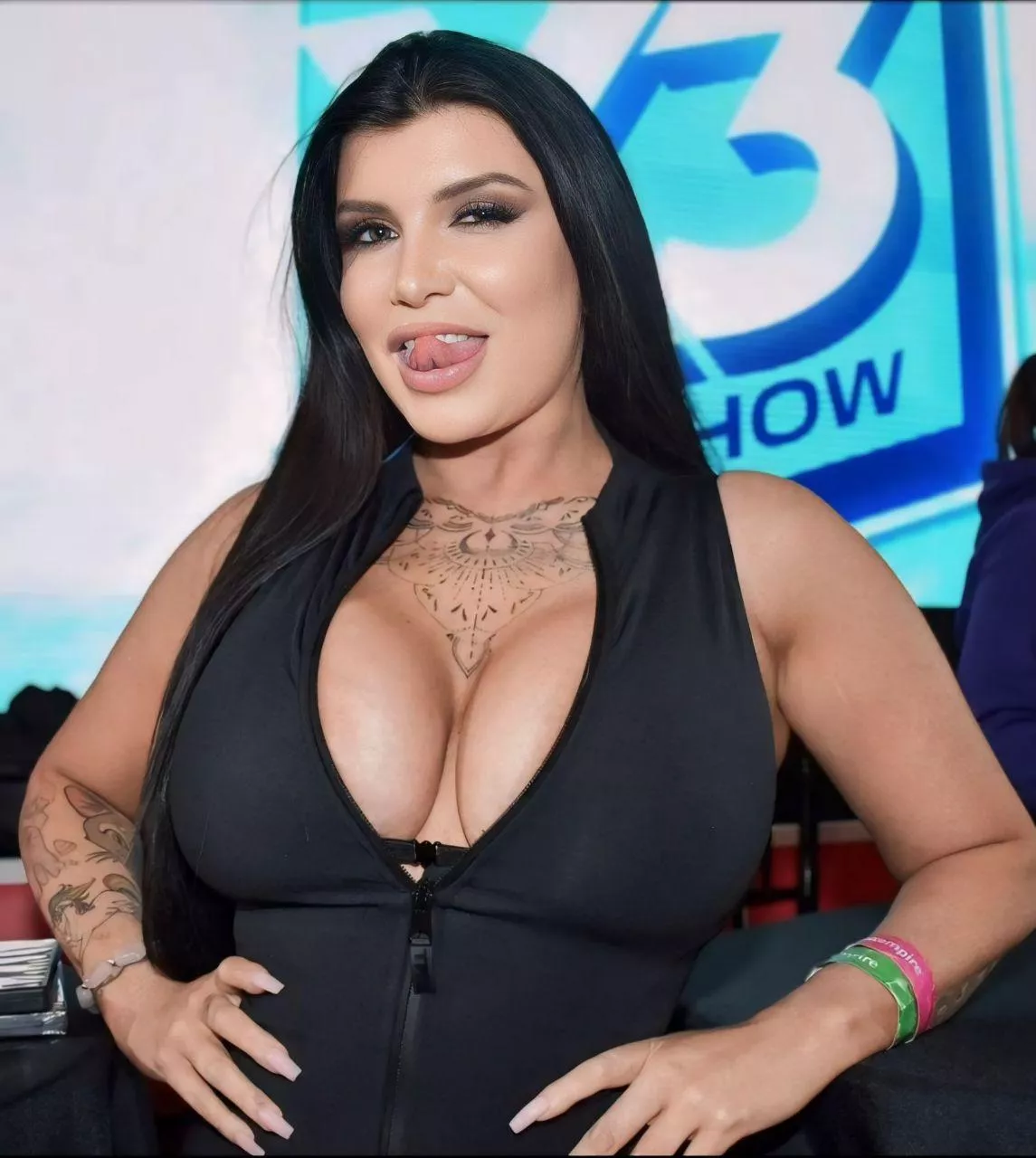 Busty Bombshell  posted by XXXPORN9