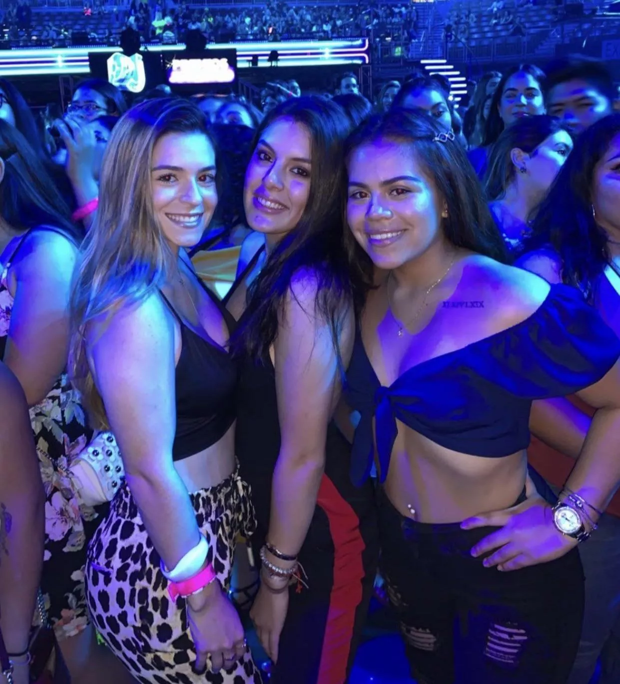 Concert girls  posted by tennisa_zelal