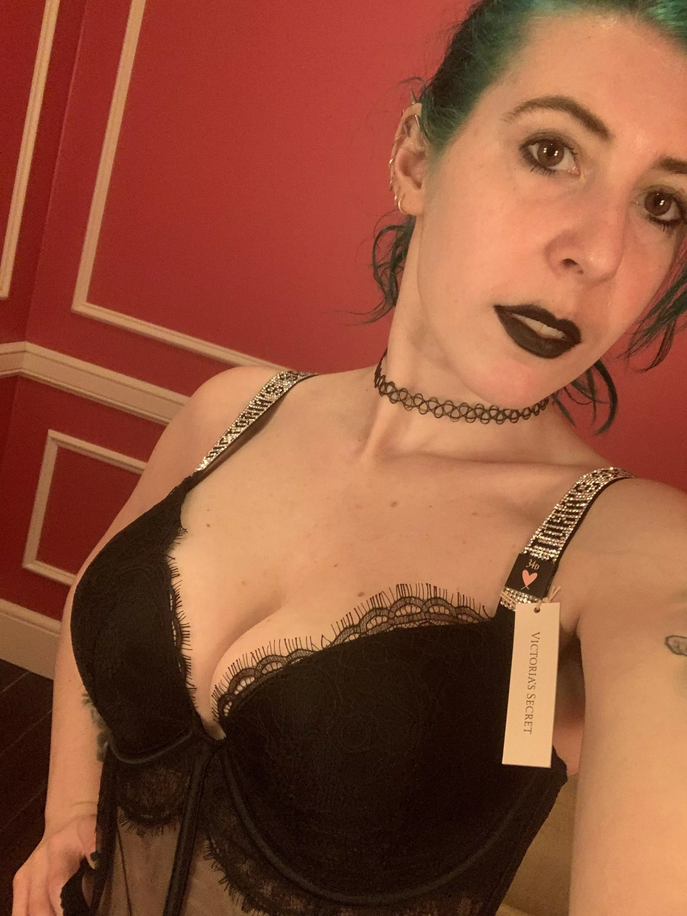 Goth hottie in lace posted by sirenskiss3