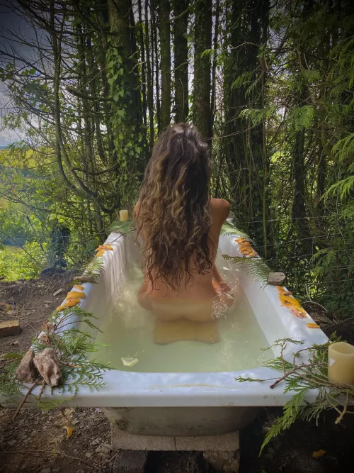 I love this hot tub in our garden. Living off-grid is the best. ❤️‍🔥 by lolasrosebud