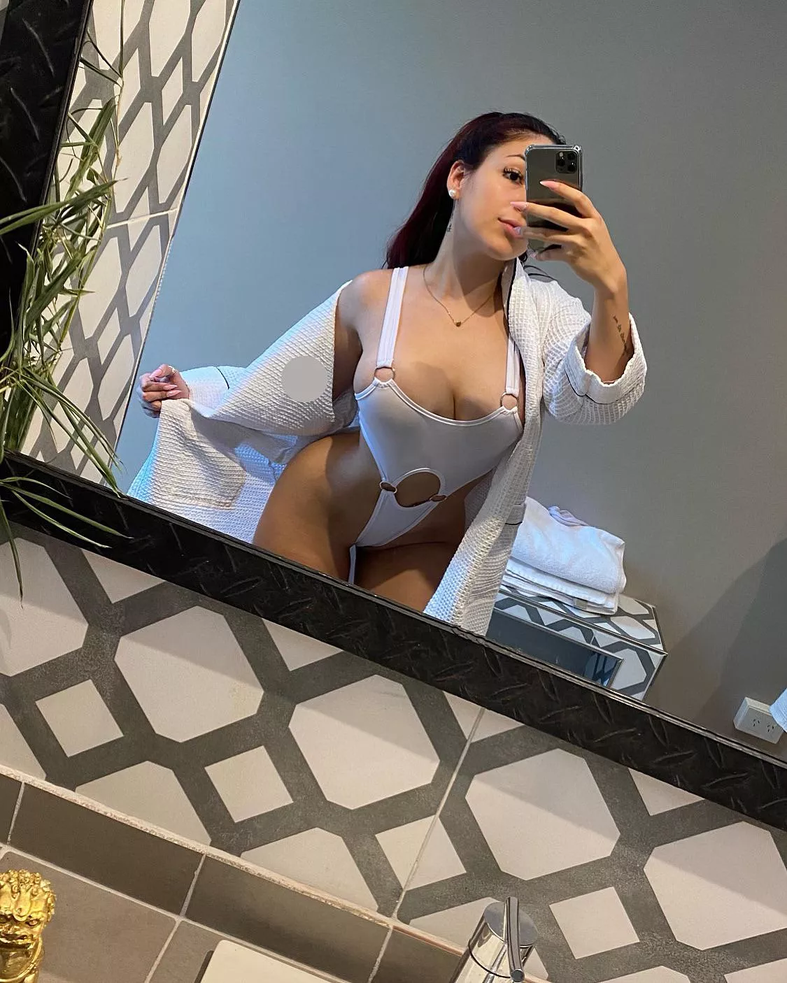 Me before the shower 🛀🧼 posted by Veckyfox