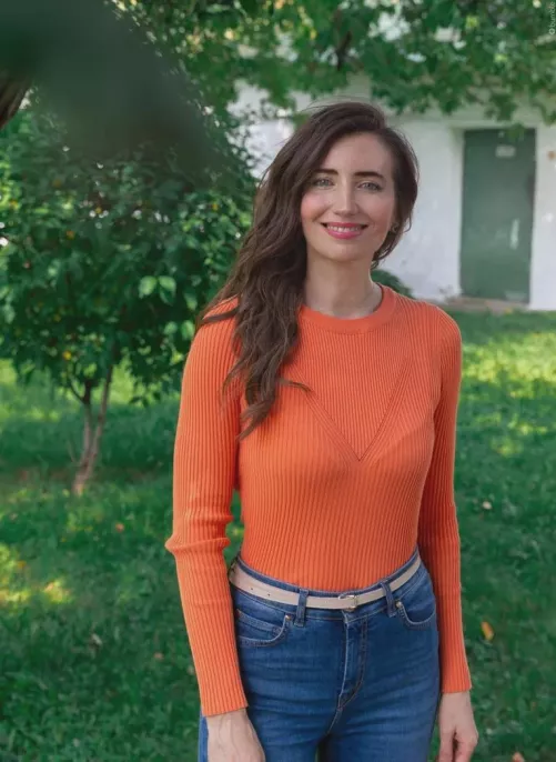 Orange top tight enough to show her bra by Front-Butt
