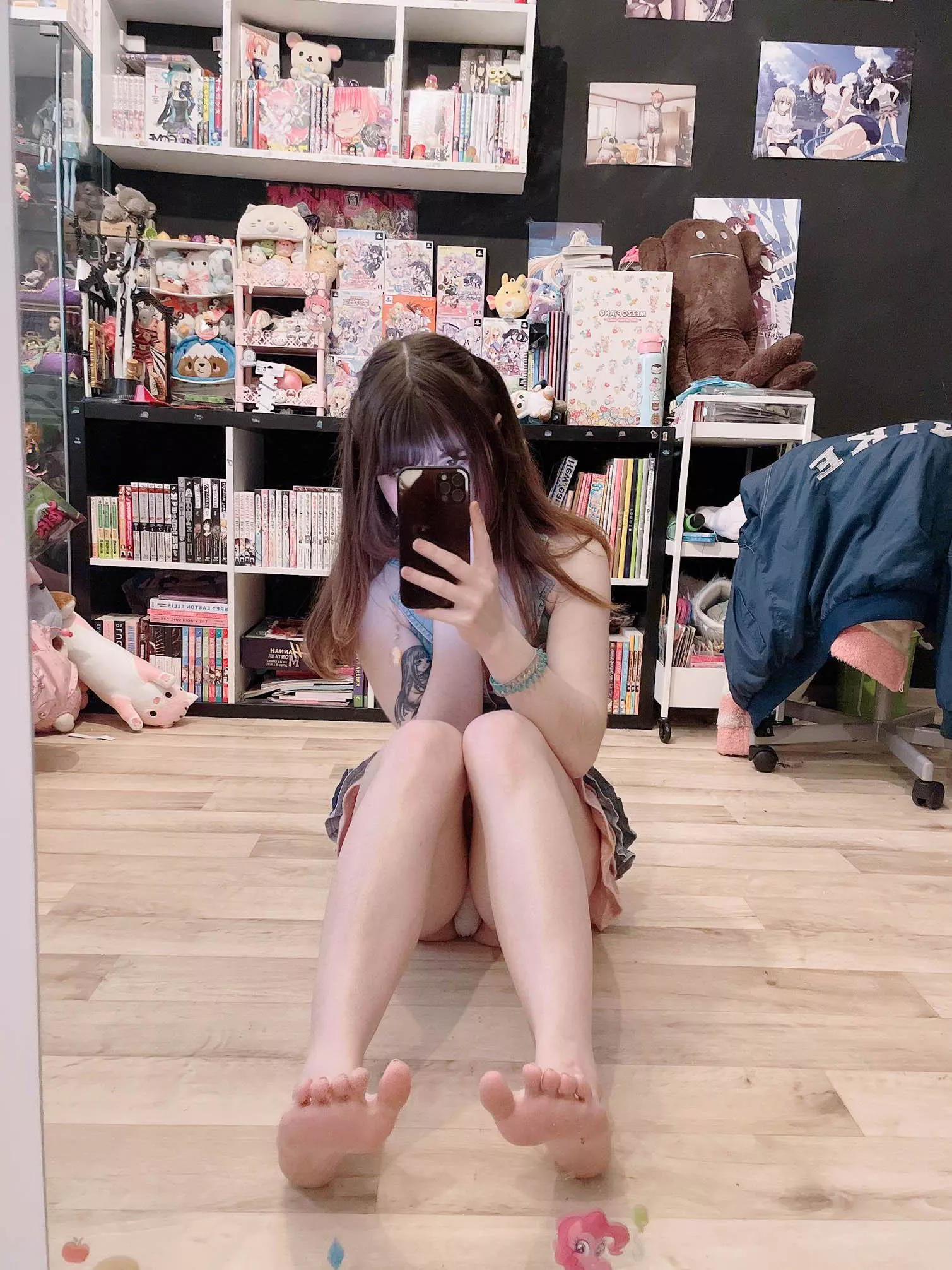 socks smell the best oc posted by goldenpupu