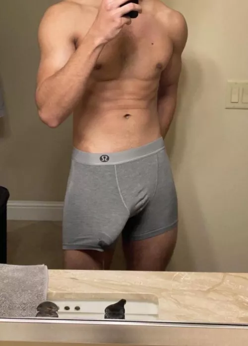 22M looking for thick smooth bottoms 😘 by smoothbottomlover23