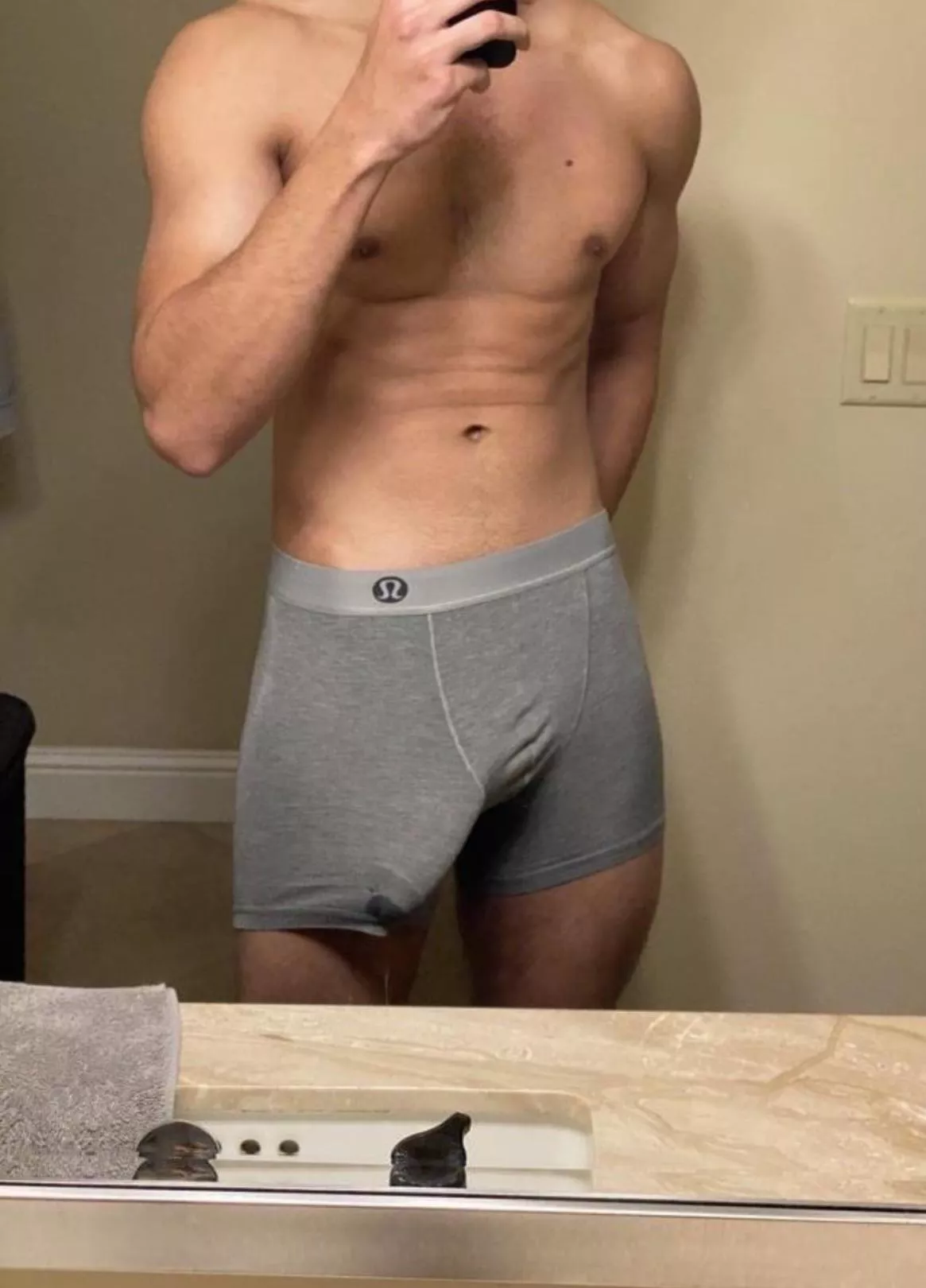 22M looking for thick smooth bottoms 😘 posted by smoothbottomlover23