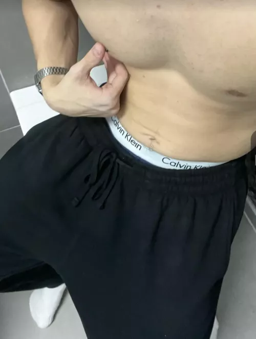 25. bisex. for chat and jerking off. be fit and 18-30 y/o. send asl and face pic. dm for a username. by Grand-History4962