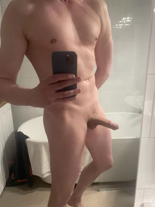 40 y fit Guy with a daddy look. Looking for hot/fit guys that show off face and body. Add me @hellogayguyss by SeaworthinessFun4029