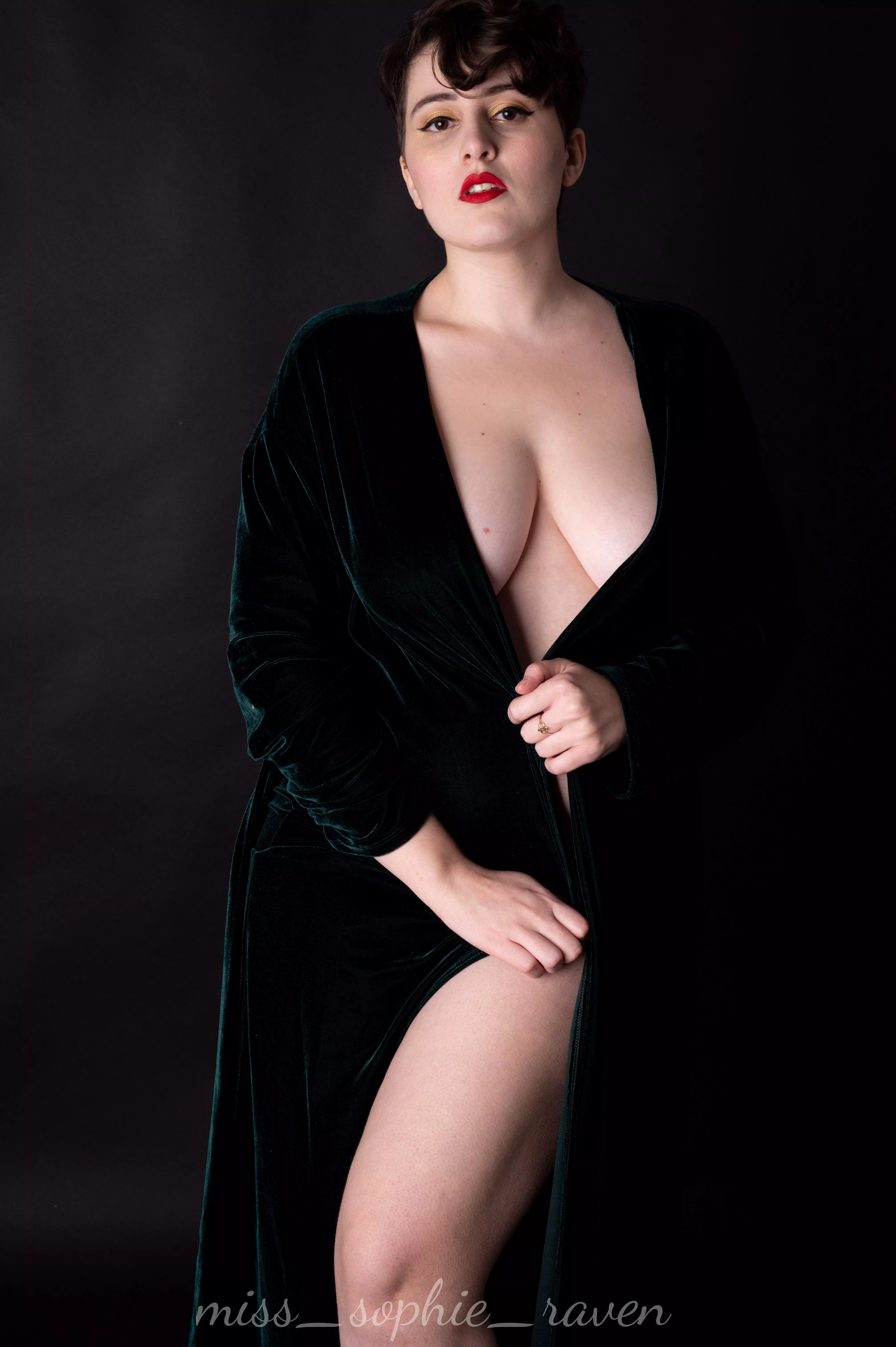 Covering up with my favorite robe [f] posted by Miss_Sophie_Raven