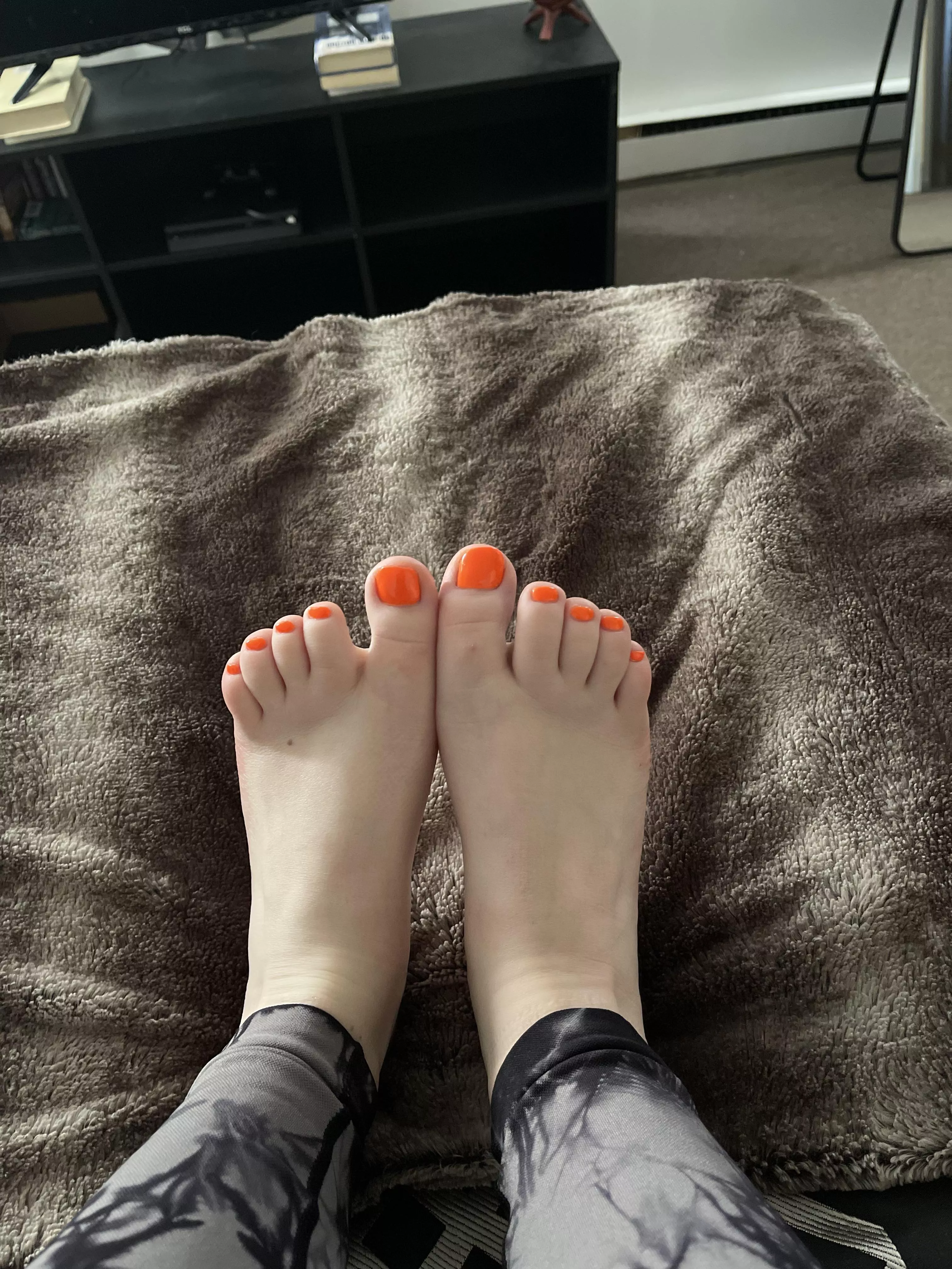 fresh pedi .. who wants to suck them? 😋 posted by KingElegant7083