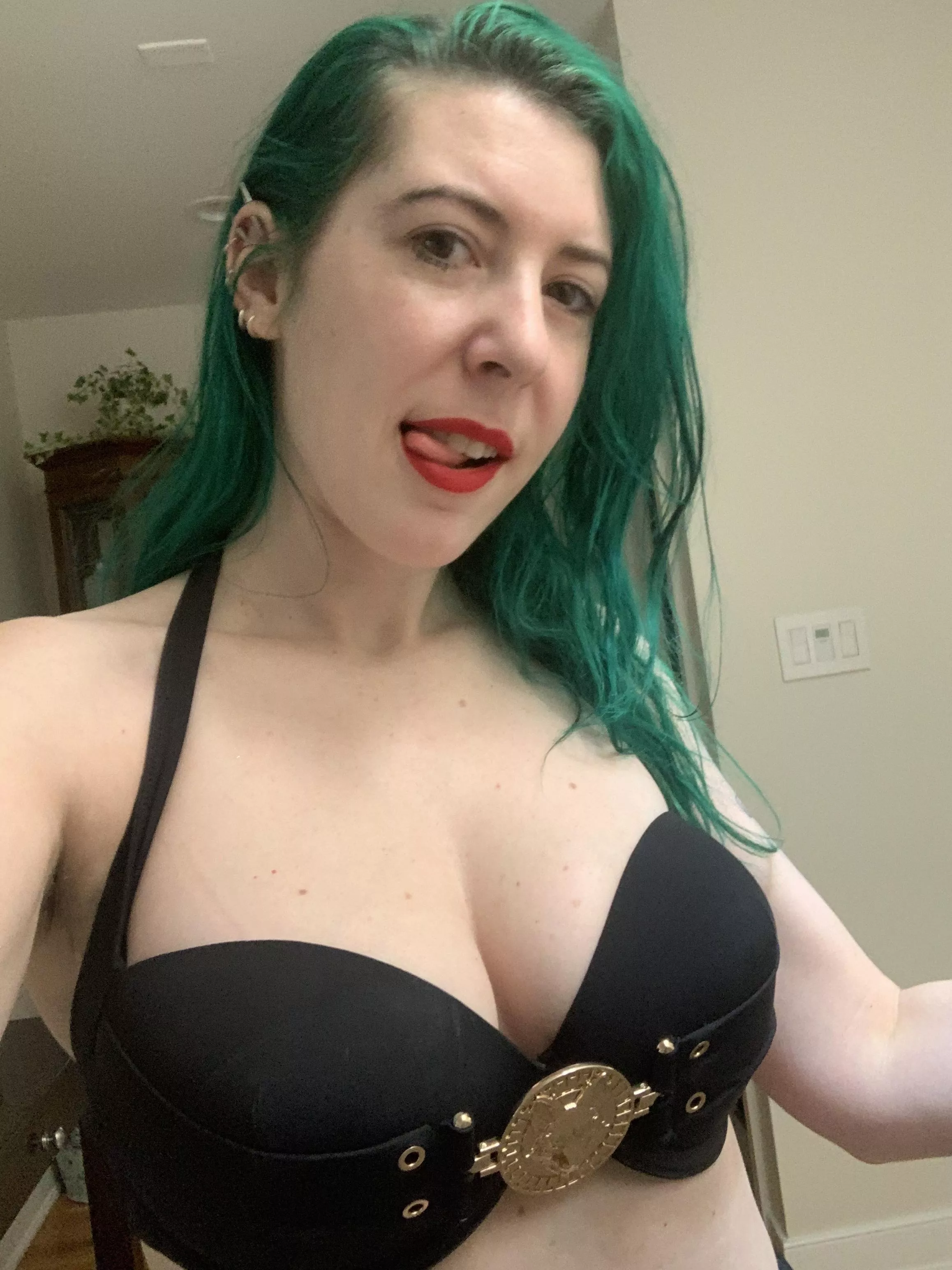 Golden babe with red lips posted by sirenskiss3