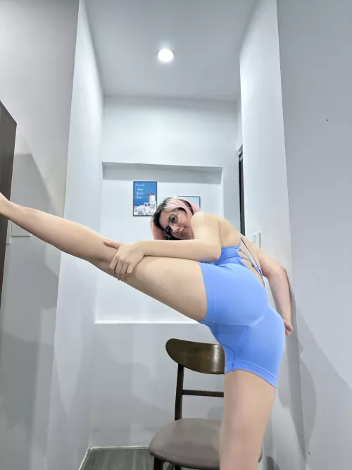 I like to show off my stretching by pissdrinkar