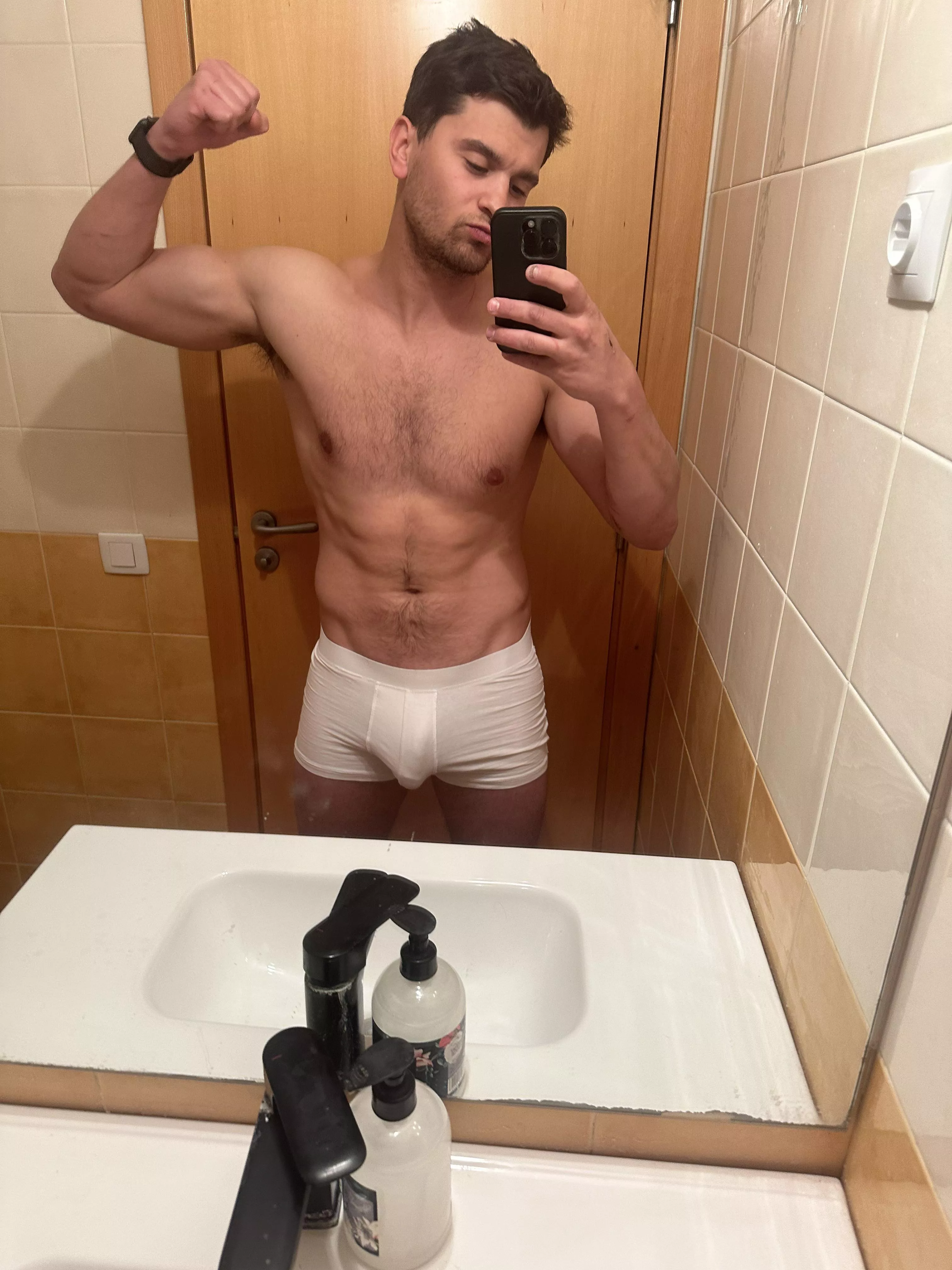 Is there a man who likes muscles? posted by realisiwak