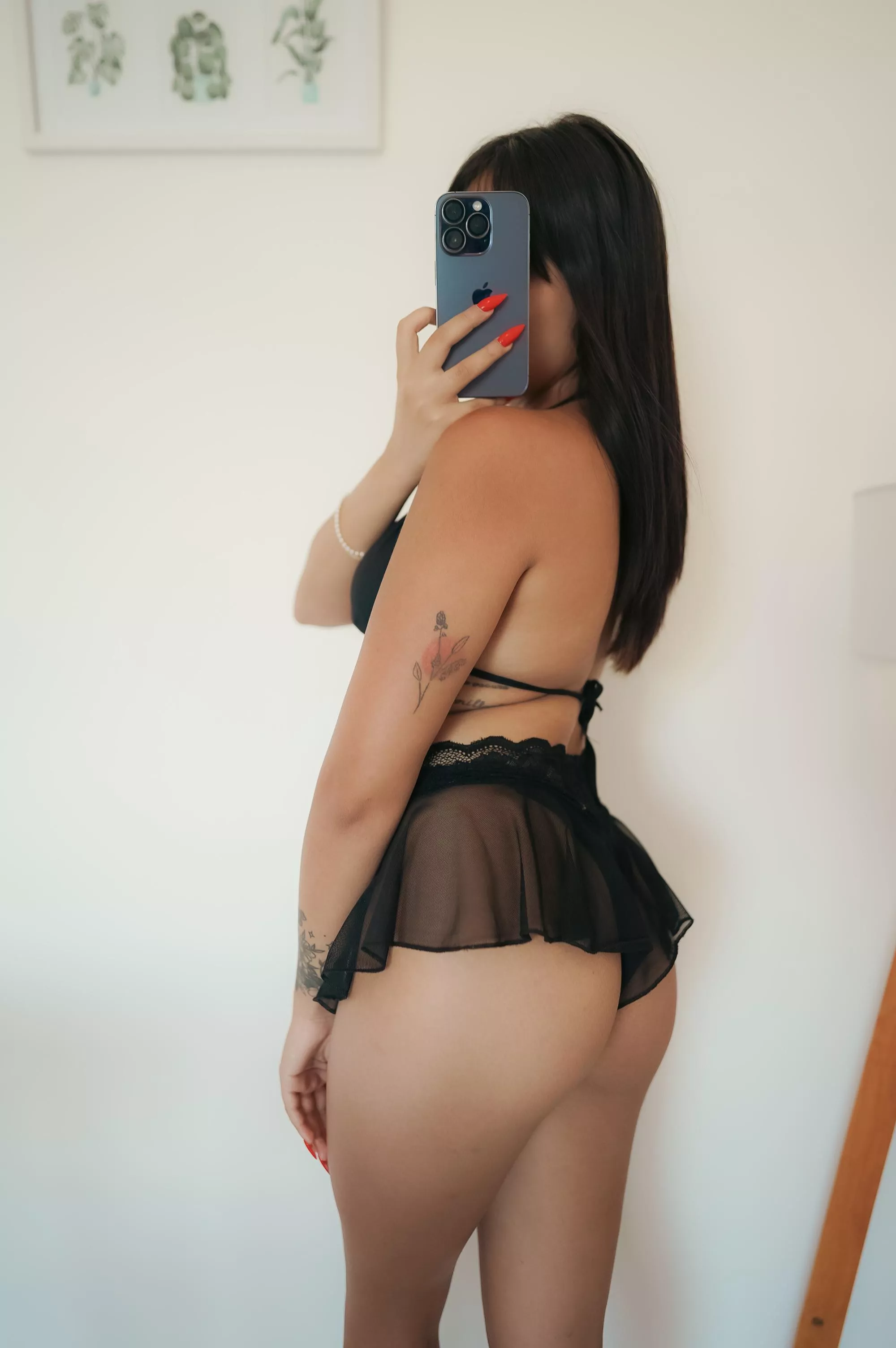 just a bored teen girl who likes mature guys ;) posted by fashionistgirl