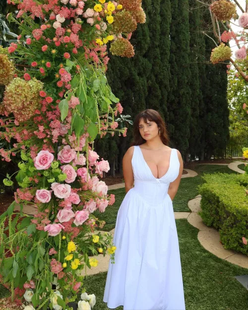 Sarah Curr by Leading-Taro9721