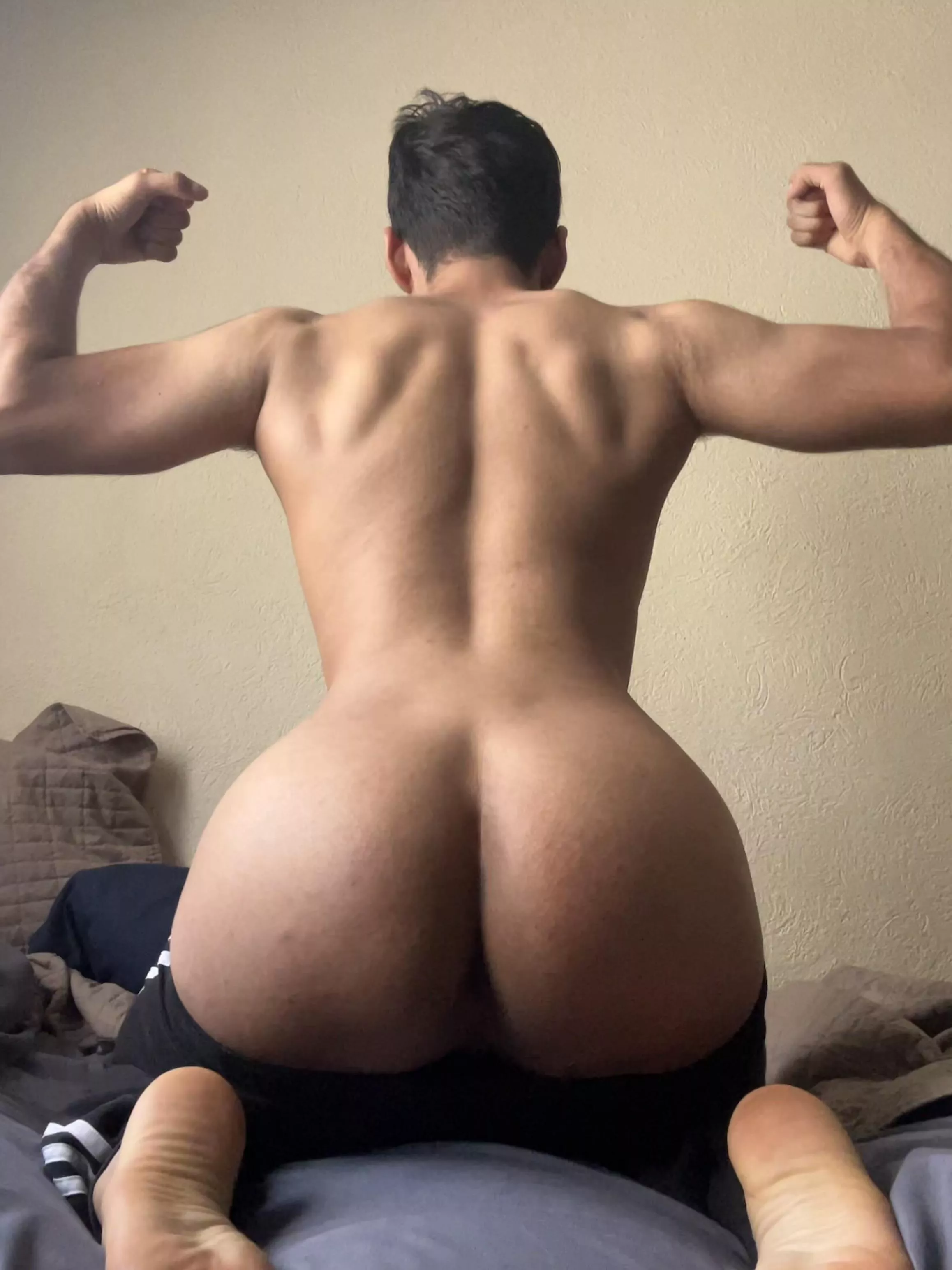 [21] No one has ever play with my ass, what would you do to it? posted by CaceresCas