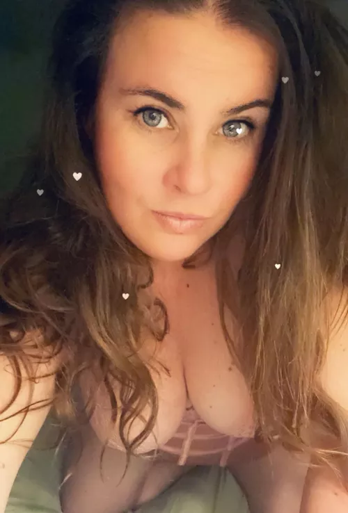 All natural Mommy curves.  by theSubmissiveToes