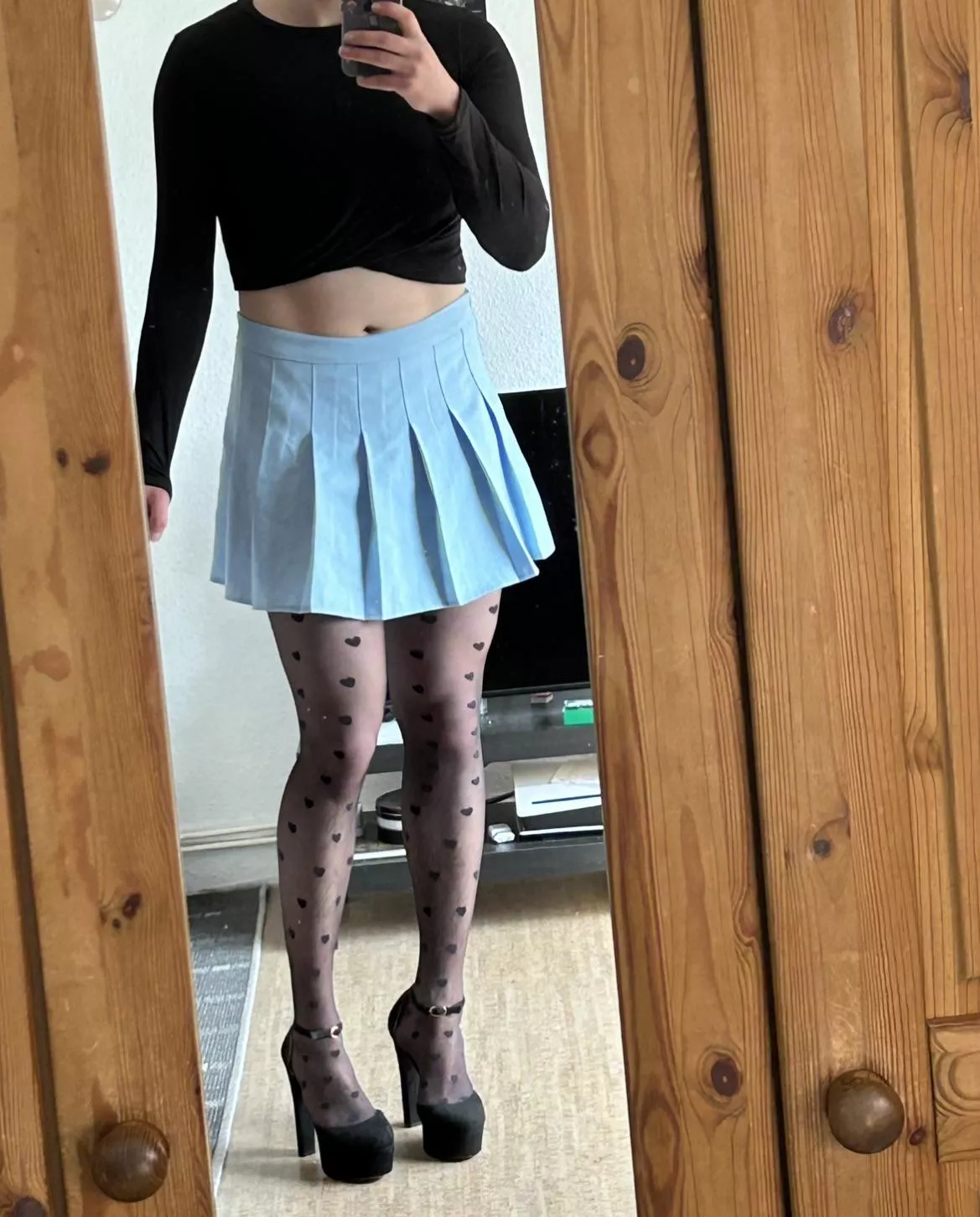 first time showing my tummy please be nice posted by big_femboy_xox