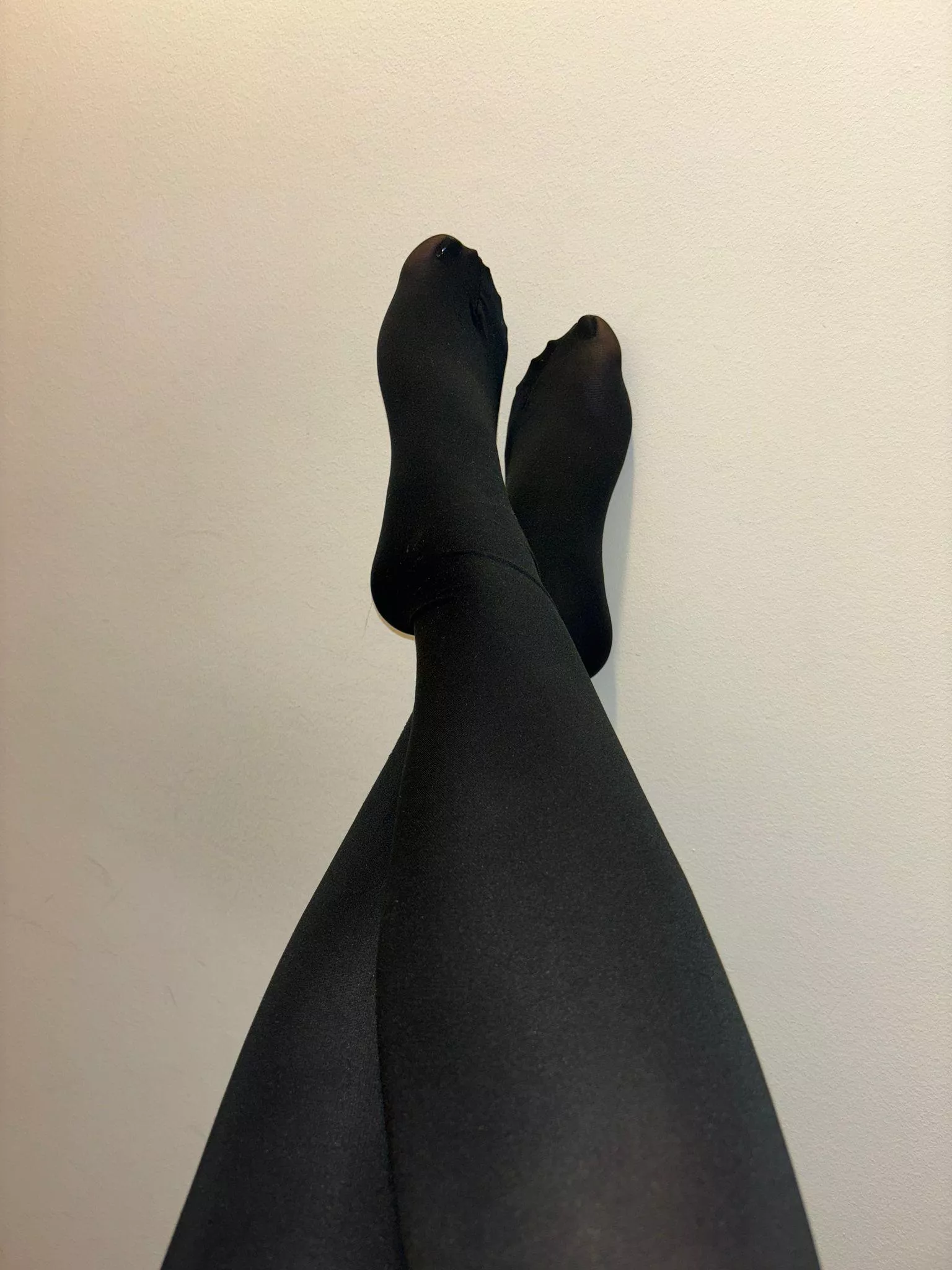 Happy day at the office [F] posted by FeetndFingersFantasy