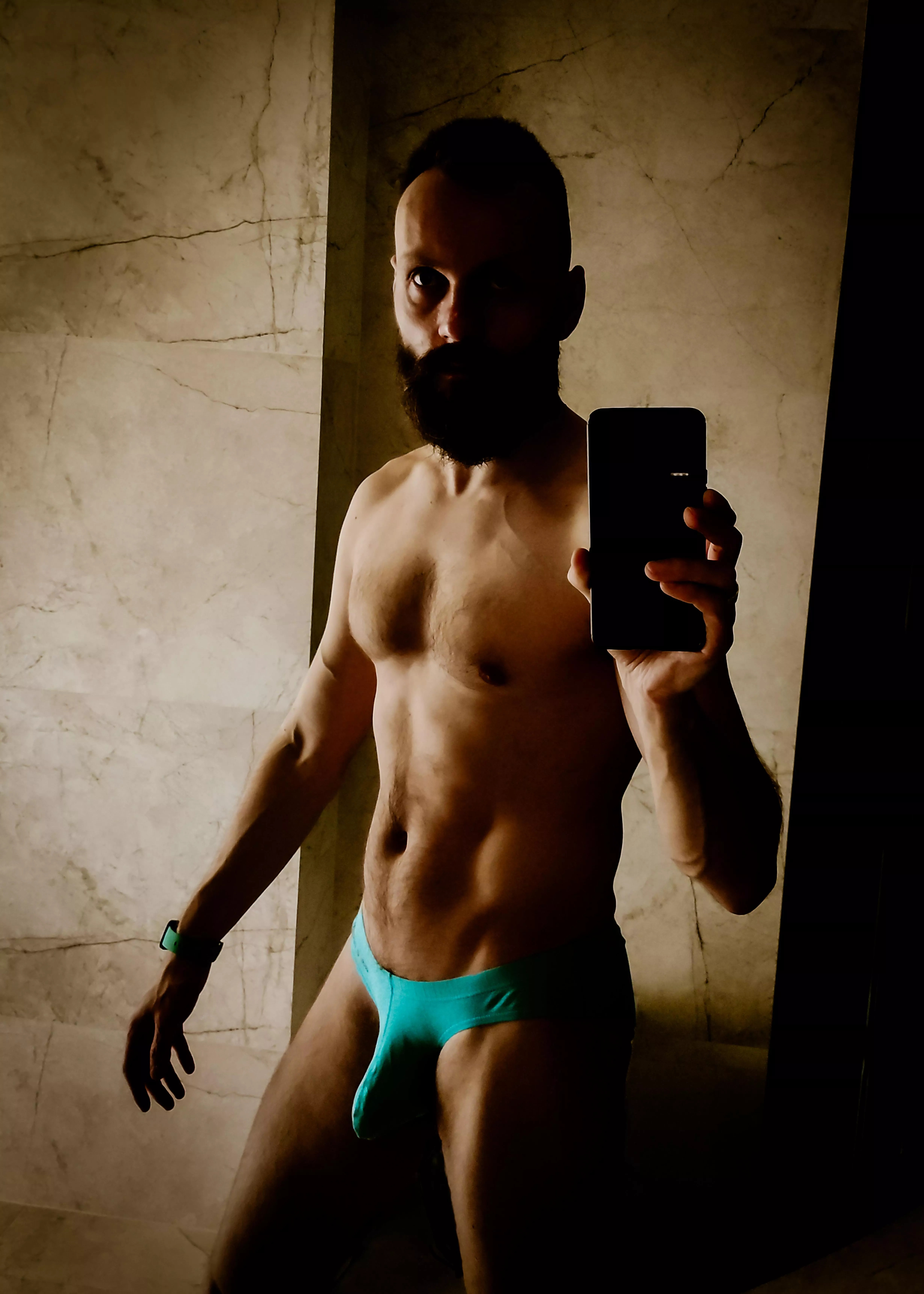 I like the lighting 💪🏻🧔🏻‍♂️🩲 posted by BeardWoof1337