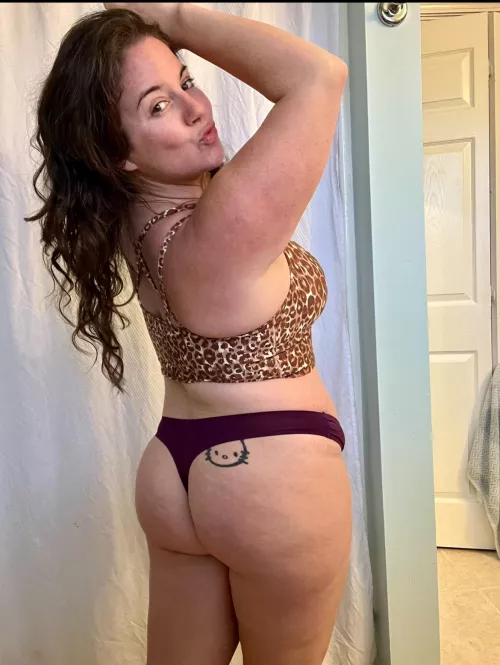 I love the way my booty looks in a thong, do you by HelloLanna_XO