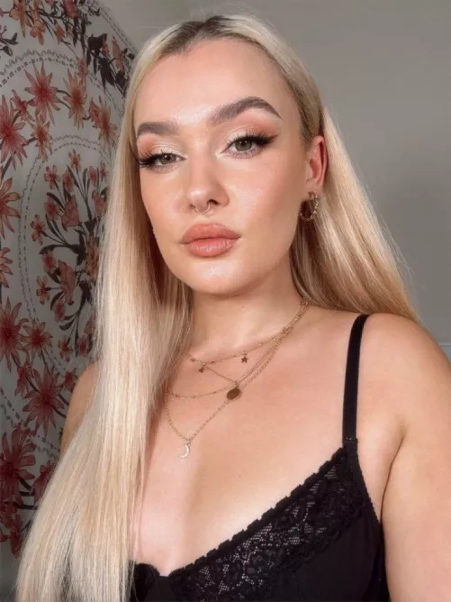 I want a Cuck to worship me on a demand by Sweet_Glove_7038