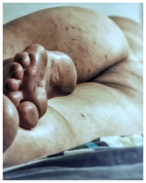 Let's fantasise. You walk into a hotel room. And there's a naked woman of 50+ sleeping in bed. But she's very drunk, has dirty feet and hasn't had a chance to bathe. And chances are, at least a few men have already fucked her cunt. What have you alre by Adventurous_Fig9762