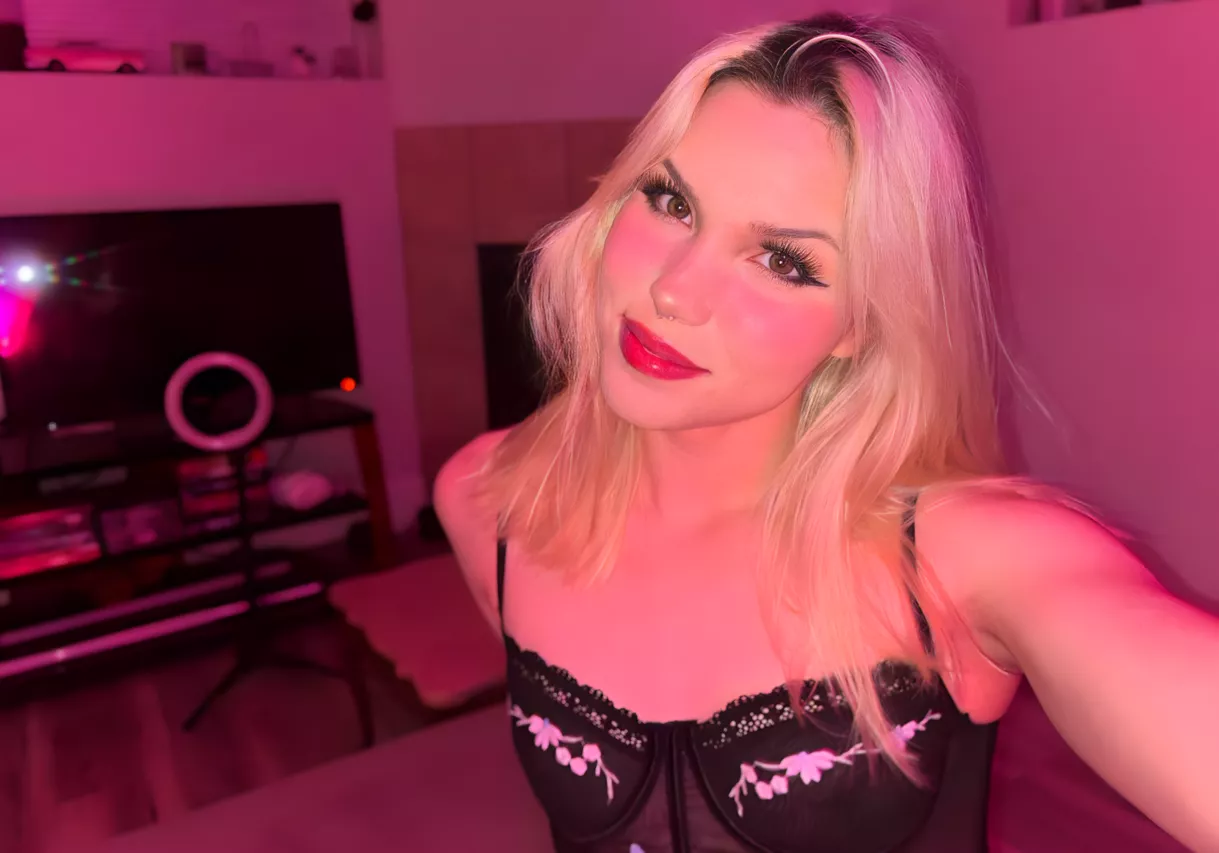 old pic but I love that croptop 18F posted by AliAZger7