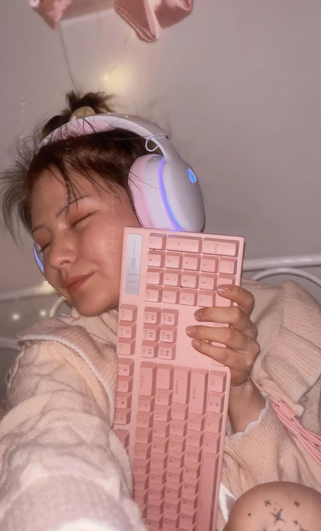 this headset is so cute, it makes me feel small ♡ posted by chan_babyy