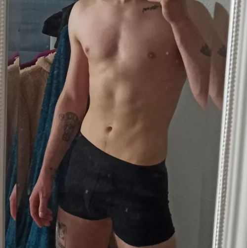 22 hung fit top looking for OLDER bottoms with good ass to pound. be fit and manly. sc: guygonewild00 by xplsman