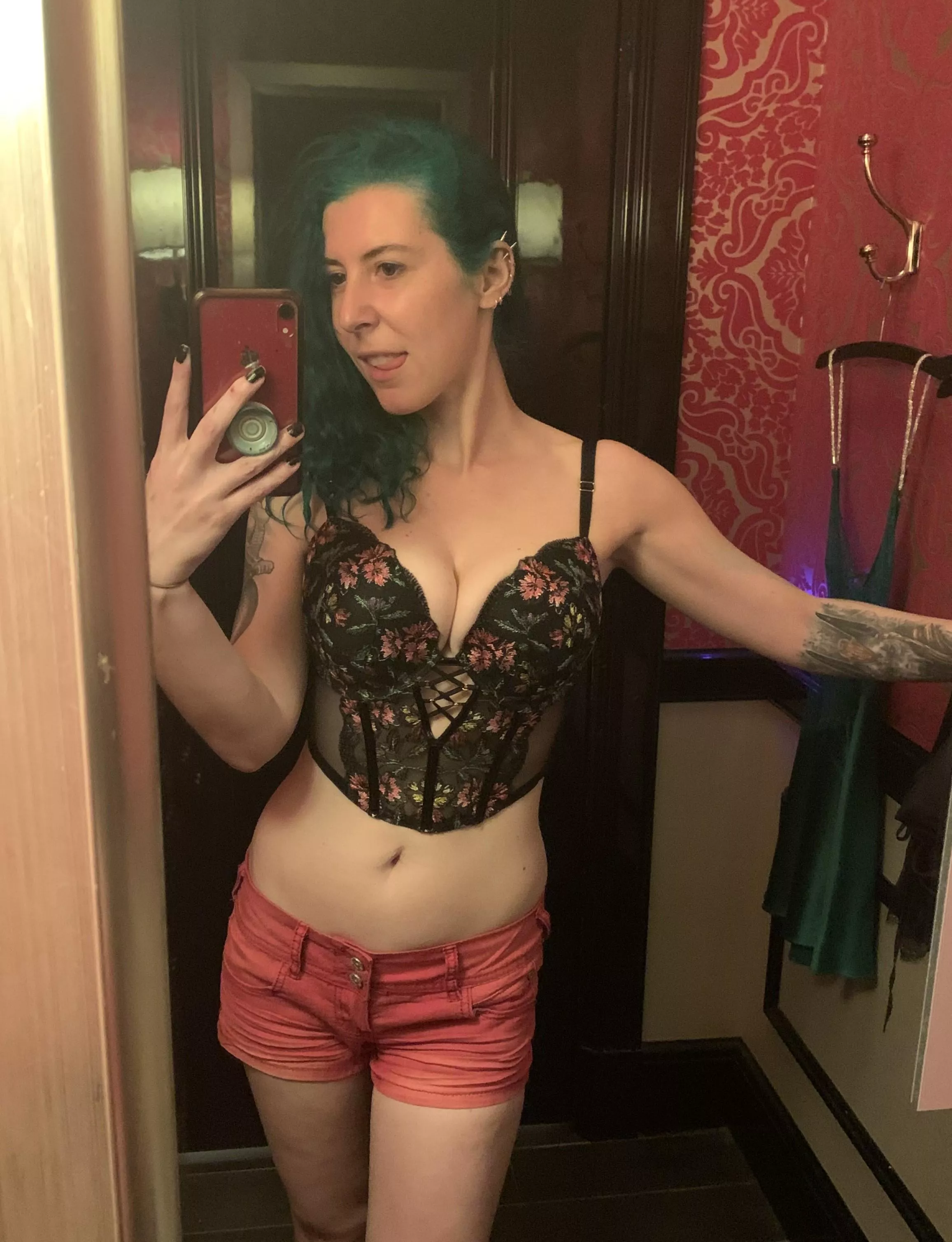 Busty in a corset posted by sirenskiss3