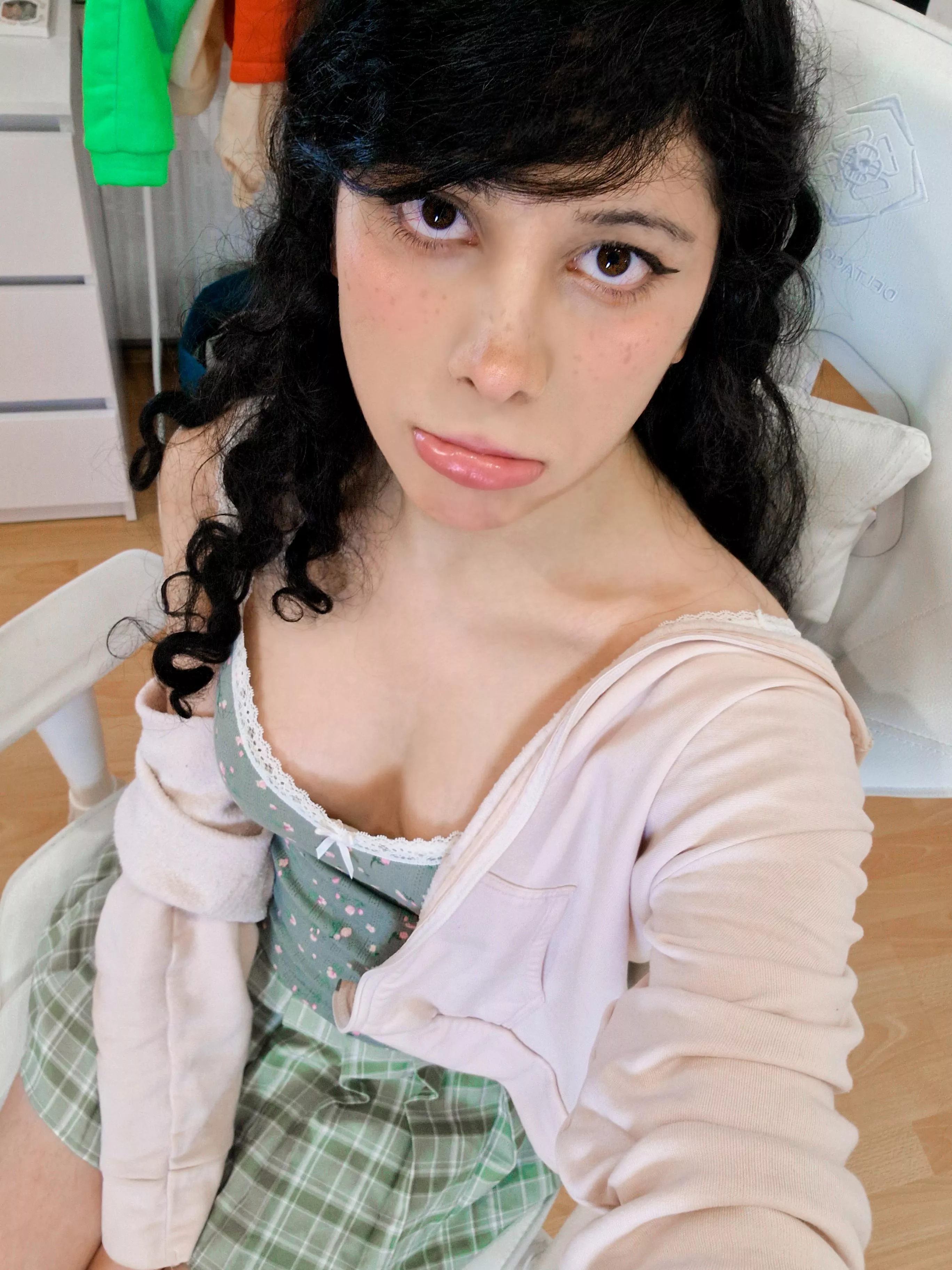 Friends have told me that I look better as a girl 😃 posted by puruchuu