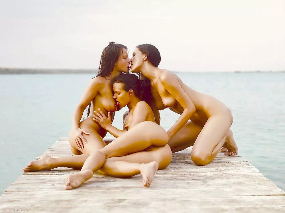 Kissing time posted by sunnymirte